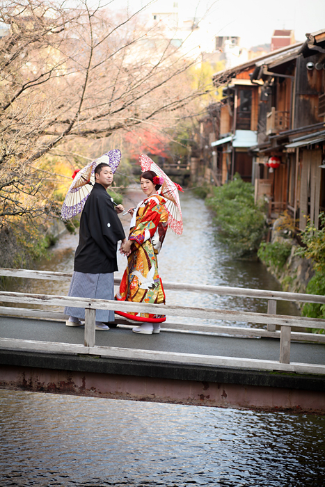 京都の紅葉の下で和装前撮り