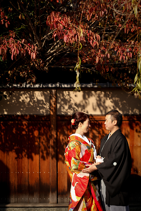 京都の紅葉の下で和装前撮り