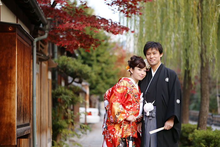 京都では12月も紅葉の中で前撮り